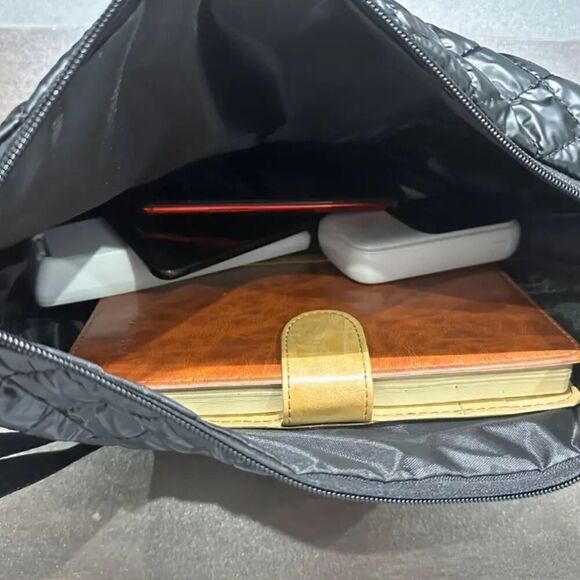 Chic Silvery Quilted Crossbody Bag Spacious & Lightweight with Adjustable Strap - Picture 10 of 12